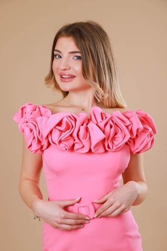 Розова рокля с рози